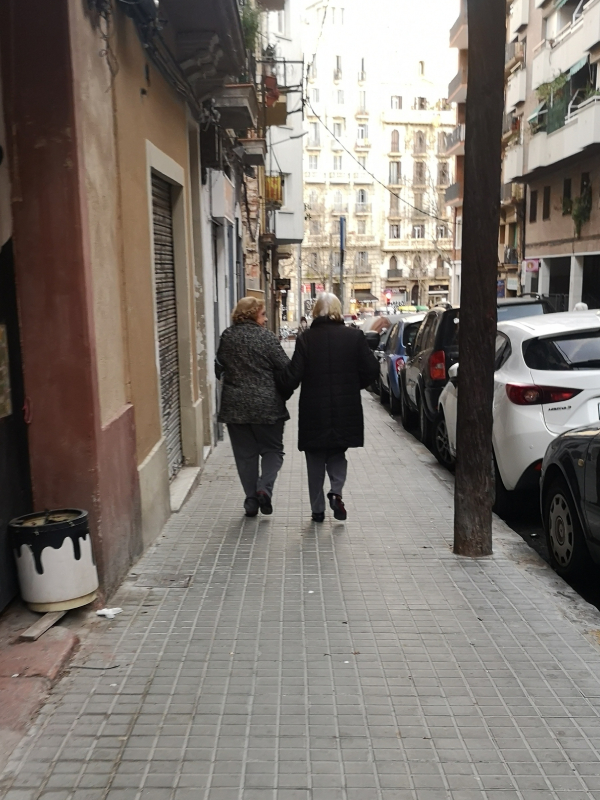 Amigas caminando de la mano / Amigues caminant agafades de la mà